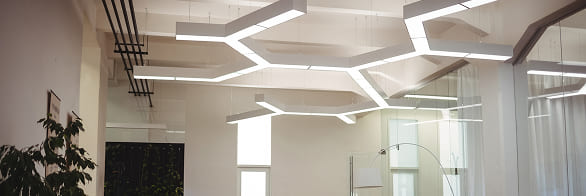 Diseño de iluminación LED hexagonal en el techo de oficinas - Grupo Versor