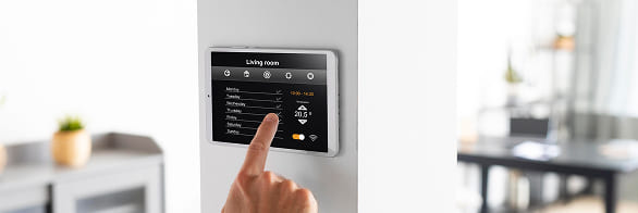 Panel de pantalla táctil de control en la pared de una oficina - Grupo Versor
